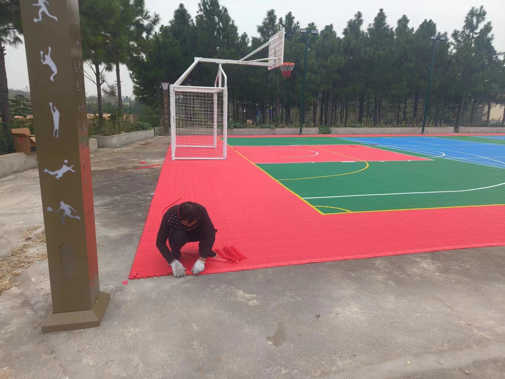 一个工人正在安装篮球场悬浮地板
